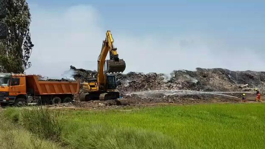 Refrescan el incendio en una fábrica de maderas de Sollana, activo desde hace una semana