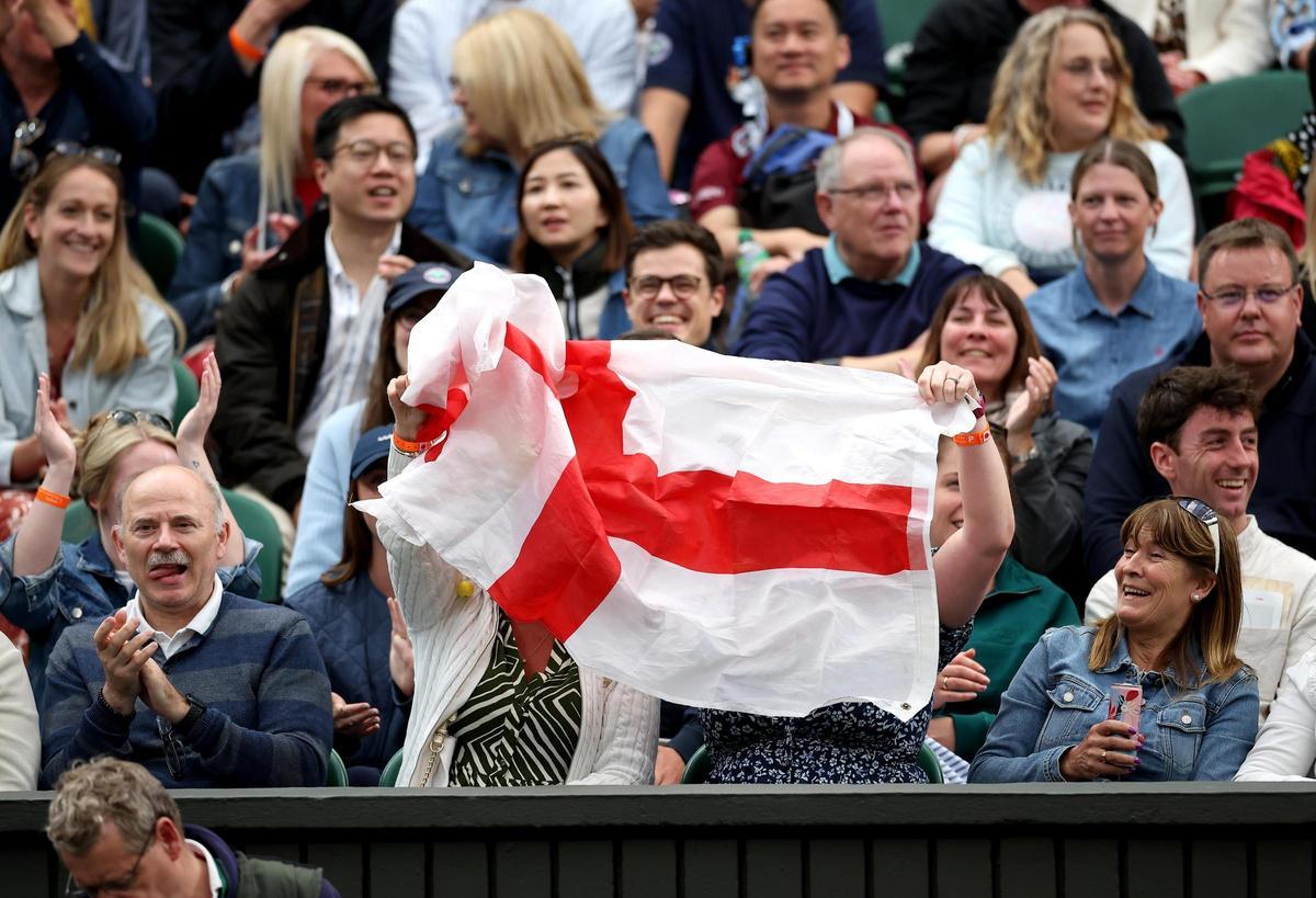 La grada de la pista central empezó a celebrar el triunfo de Inglaterra en pleno partido de Djokovic