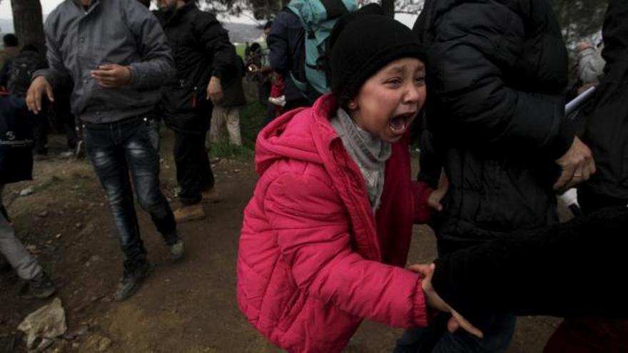 La Policía macedonia lanza gas lacrimógeno a cientos de migrantes