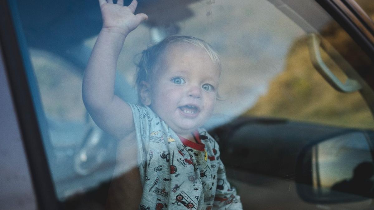 Una menor en el interior de un coche