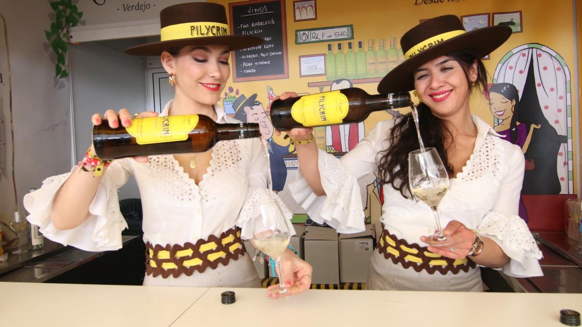 Dos jóvenes de uno de los stand de la cata.