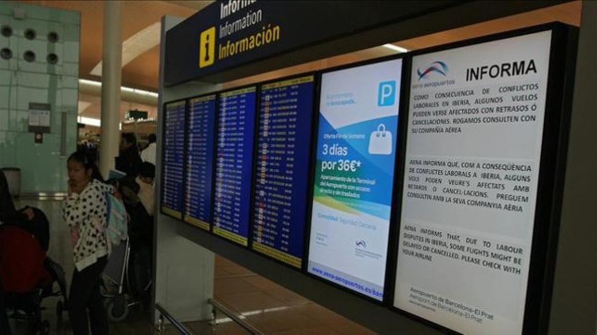 Paneles de información de vuelos en la T-1 de El Prat, ayer.