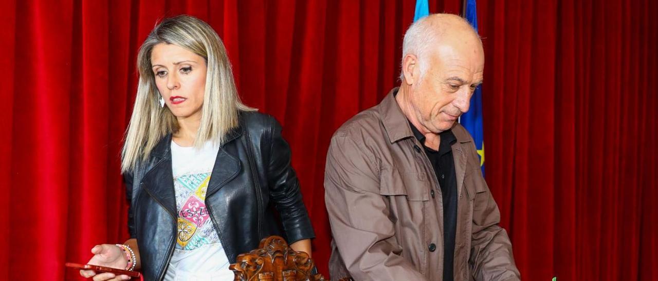La secretaria-interventora, María Fernanda Montero Parapar, y el alcalde, Xoán Xosé Castaño. | // IÑAKI ABELLA