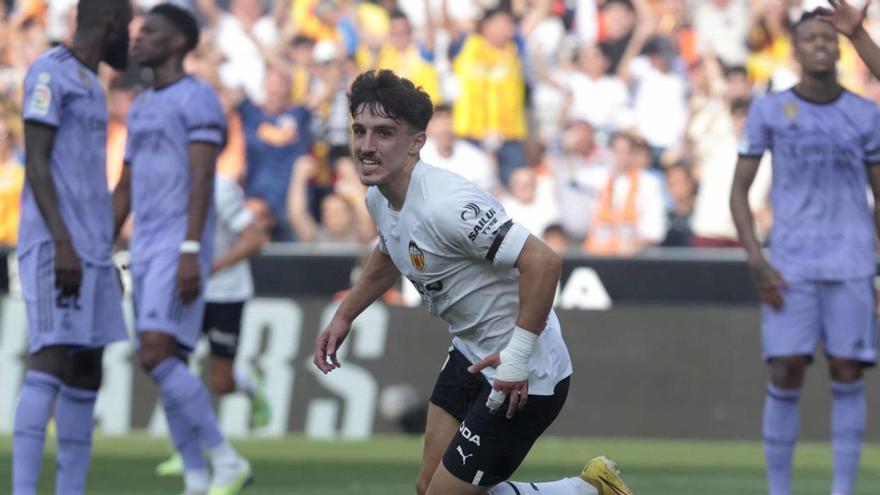 Diego López, que regresa al
equipo, celebra el gol de la
victoria en el último
Valencia-Real Madrid.  j.m.lópez