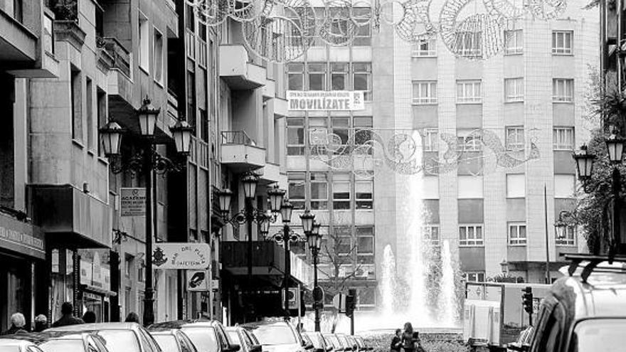 Iluminación navideña instalada ya en la calle Marqués de Teverga.