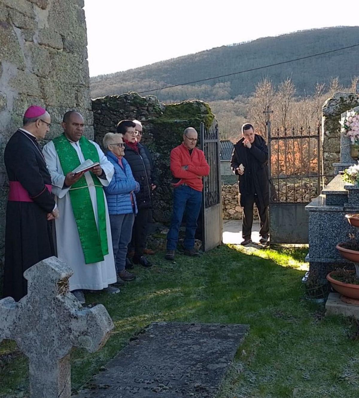 Visita del obispo de Astorga al cementerio de Letrillas. | A. S. (Archivo)