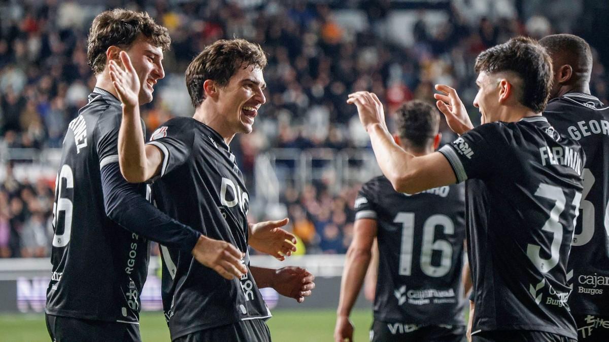 Los jugadores del Burgos celebran un gol