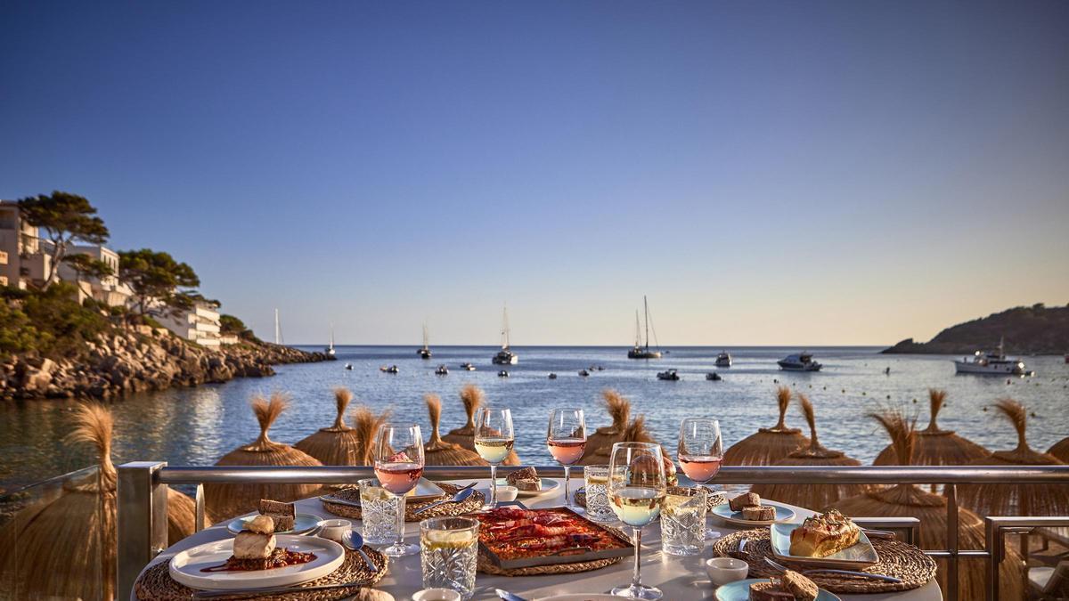 La mejor cocina mediterránea y un enclave único junto al mar en AQUA Beach Club.