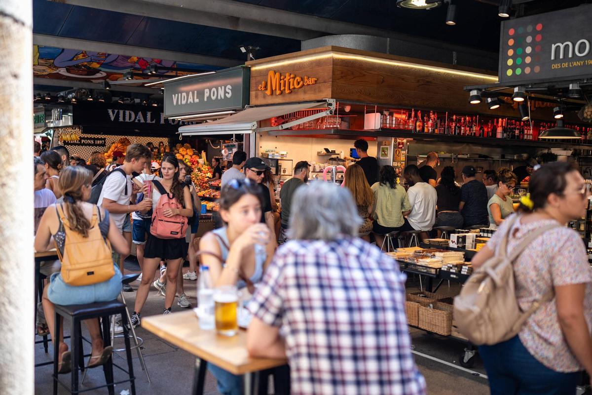 Ambiente a mediodía en el Mític Bar, que hasta hace unos días aún se denominaba Pinotxo.