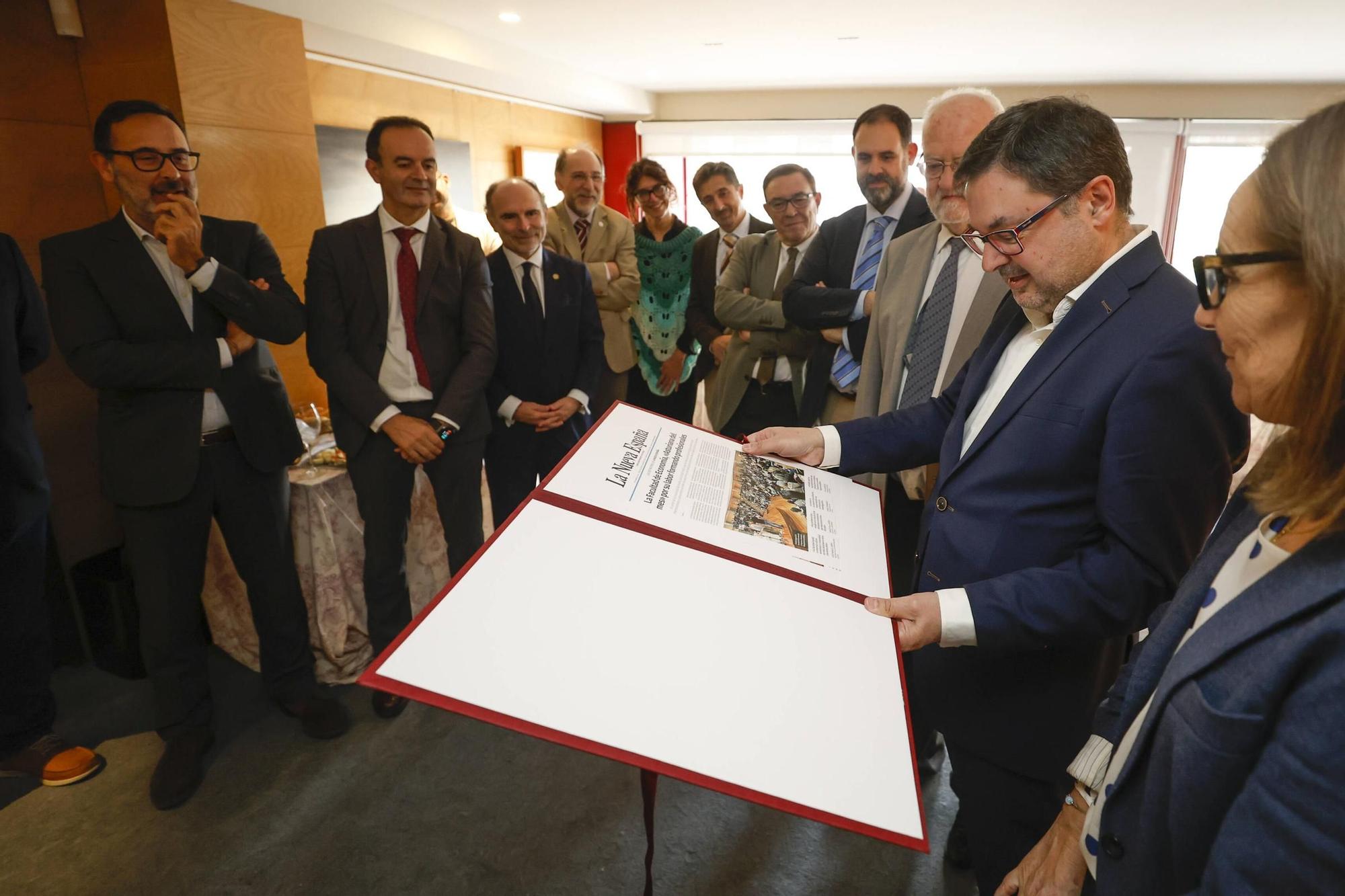 EN IMÁGENES: entrega del &quot;Asturiano del mes&quot; a la Facultad de Economía