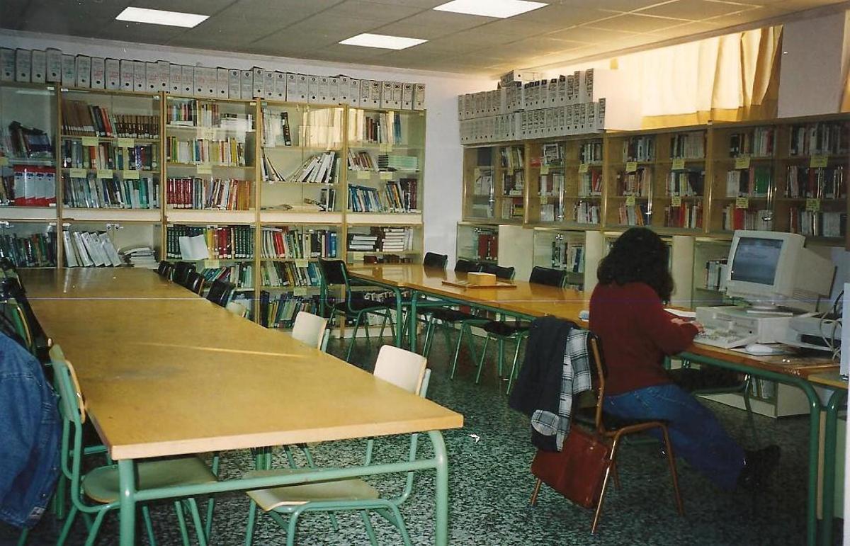 Aula antigua en el anterior edificio compartido junto al IES Jaume II de Tavernes