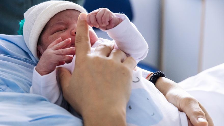 La prueba del talón de Sanidad solo incluye las 11 enfermedades obligatorias frente a las 44 de Murcia