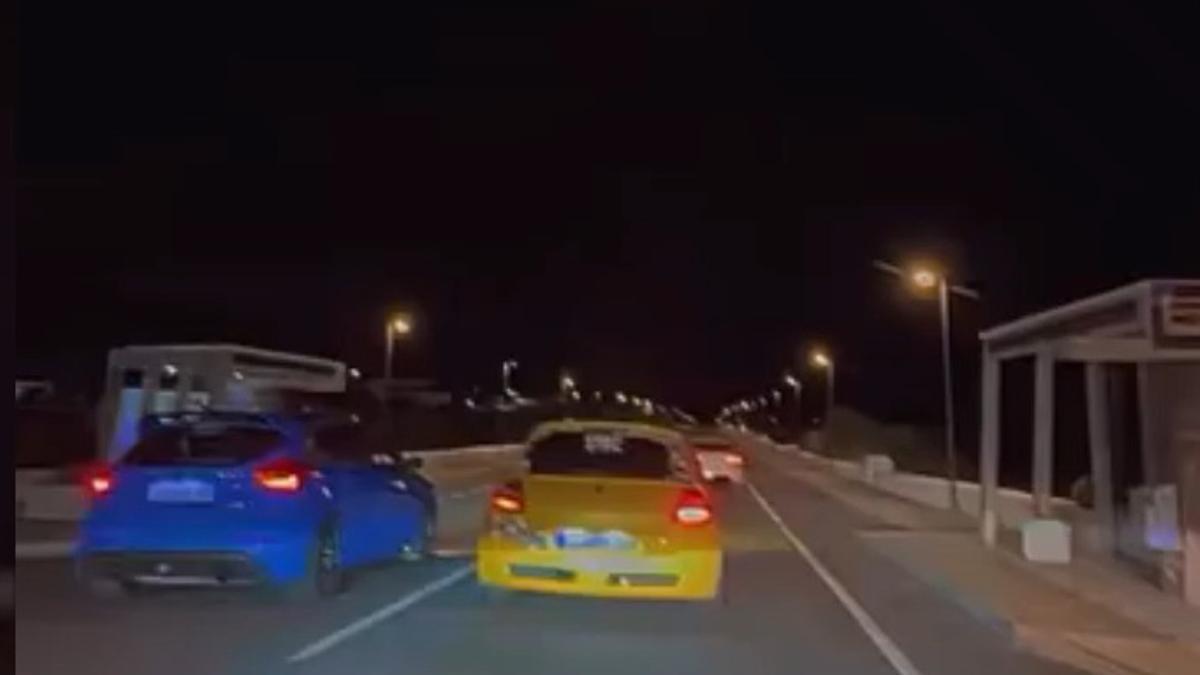 Los dos vehículos implicados en la carrera ilegal de Lanzarote, en un vídeo divulgado en redes sociales