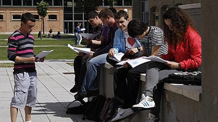 Estudiantes de selectividad repasan sus apuntes antes de un examen en la convocatorio de junio.