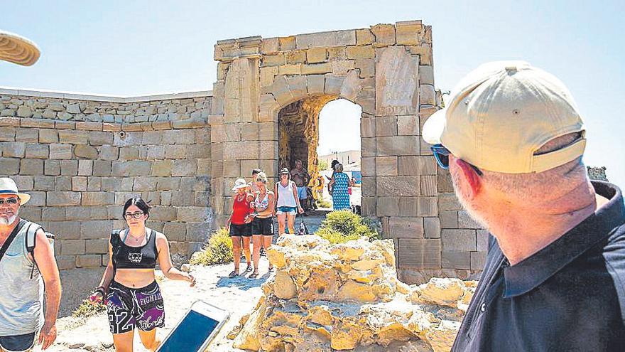 La puerta de San Gabriel, con inscripciones en latín.