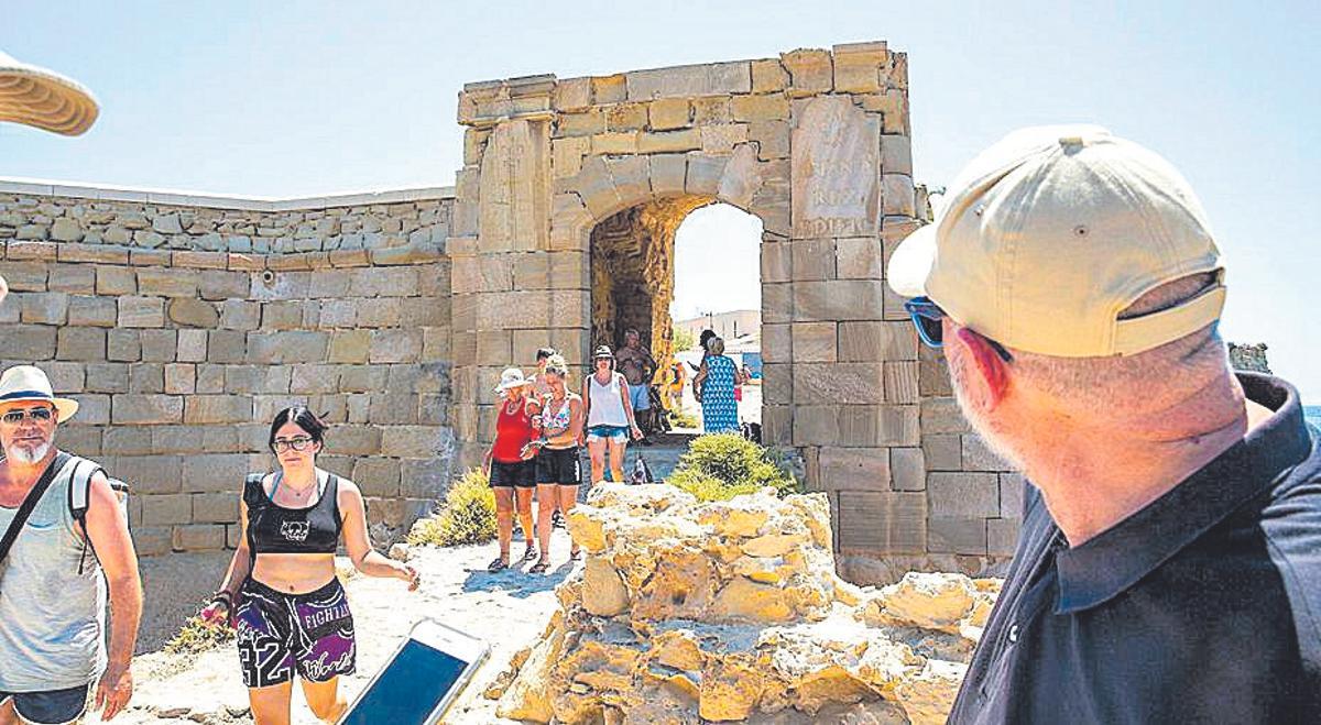 La puerta de San Gabriel, con inscripciones en latín.