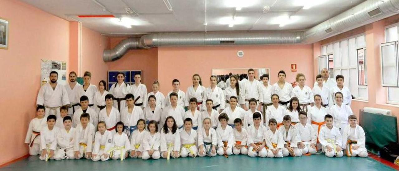 Parte de los karatekas del Waseda antes de un entrenamiento