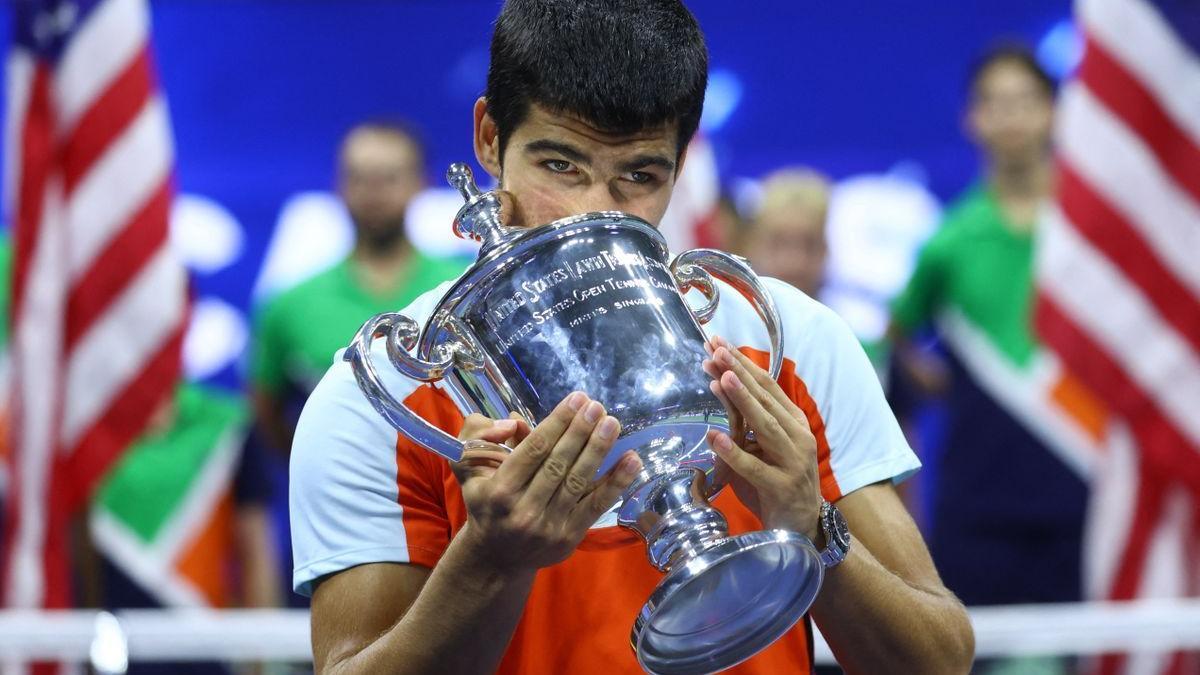 Alcaraz levanta la copa de campeón del US Open.