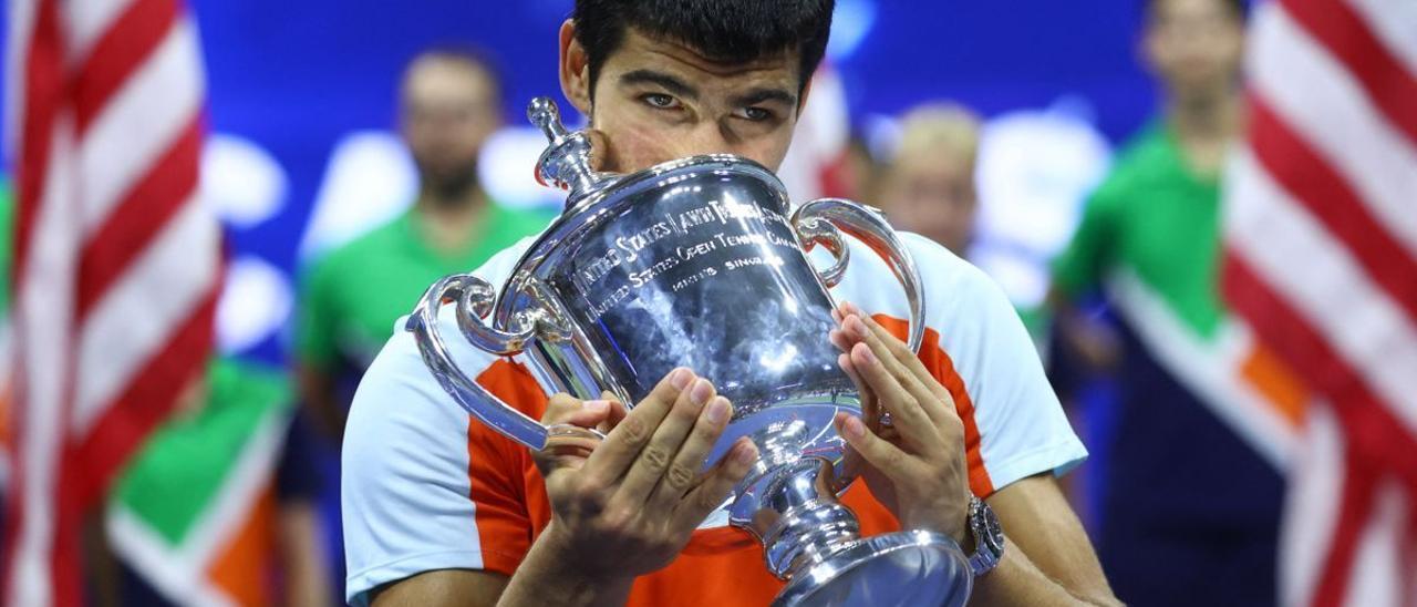 Alcaraz levanta la copa de campeón del US Open.