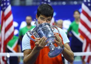 Alcaraz levanta la copa de campeón del US Open.