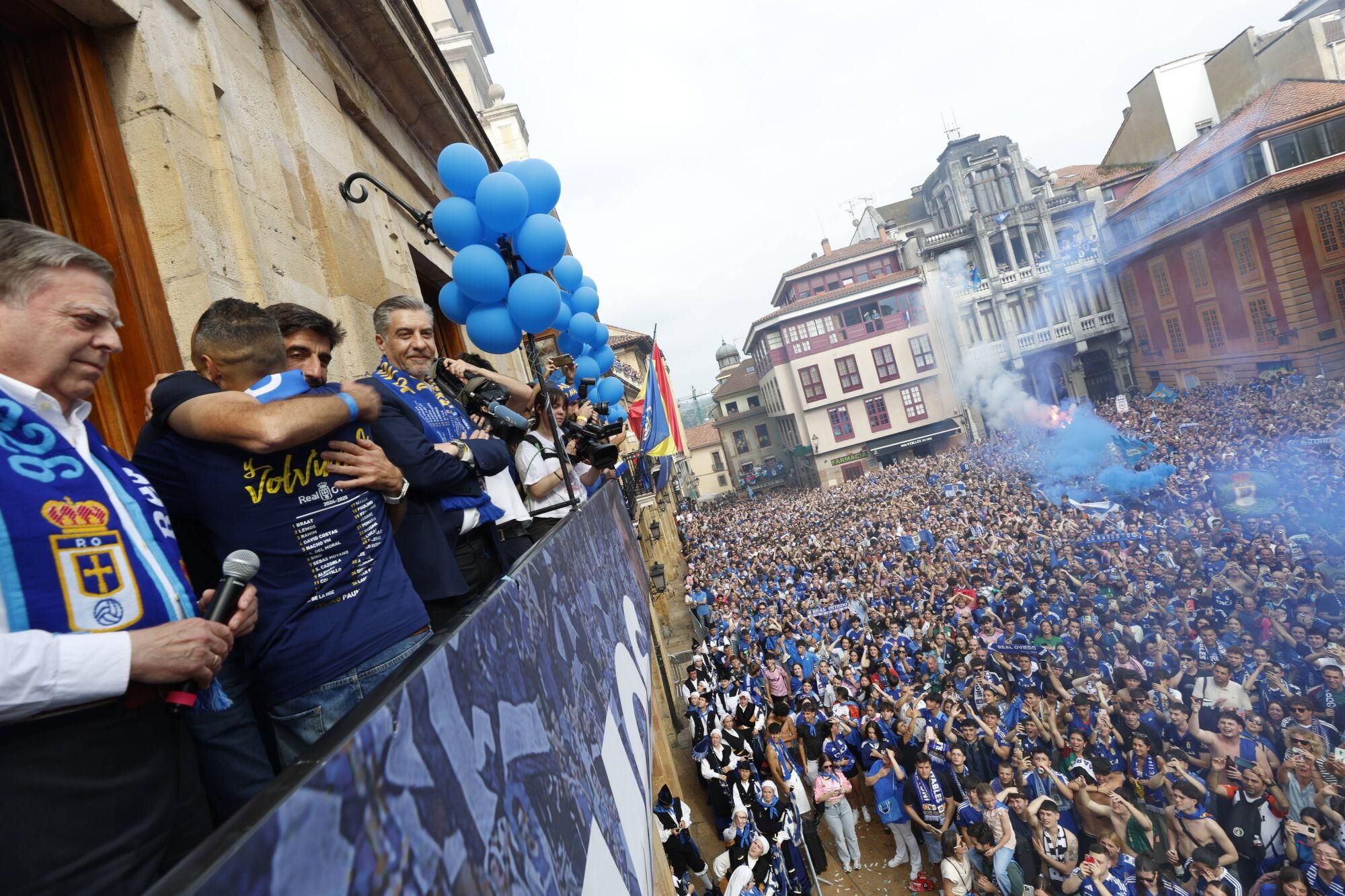 Locura azul en las calles de Oviedo para celebrar el ascenso del equipo a Primera División
