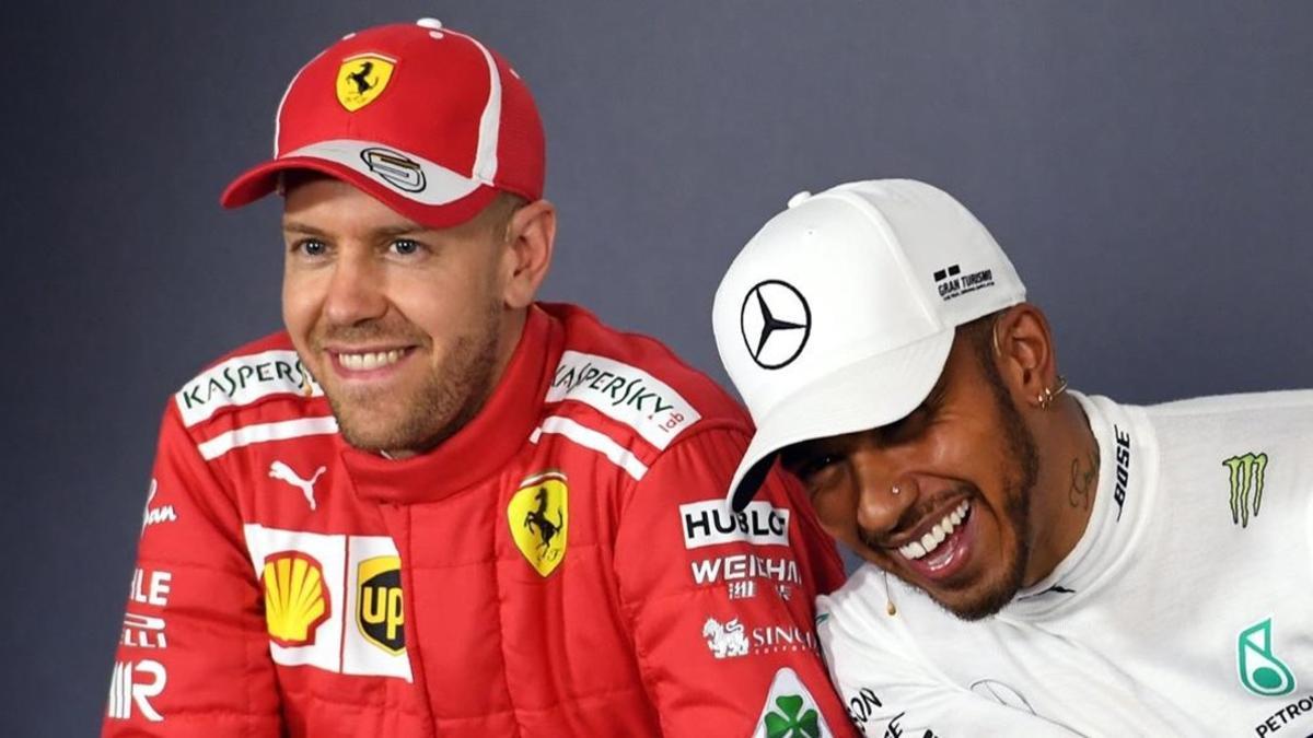 Lewis Hamilton, a la derecha, se rie tras lanzarle el primer zasca del año a Sebastian Vettel, que no tuvo más remedio que encajarlo con deportividad.