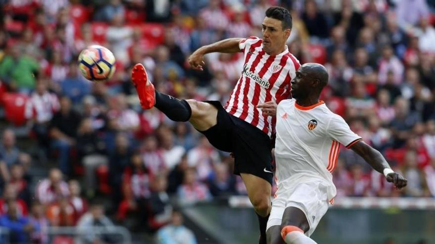 Un doblete de Aduriz levanta al Athletic ante el Valencia