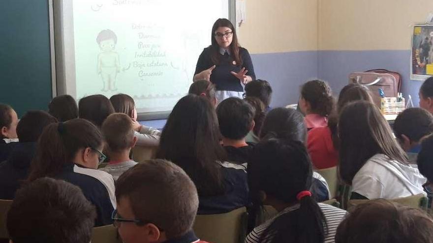 Lorena Pérez explica la enfermedad celiaca a alumnos del colegio Maestro Casanova.