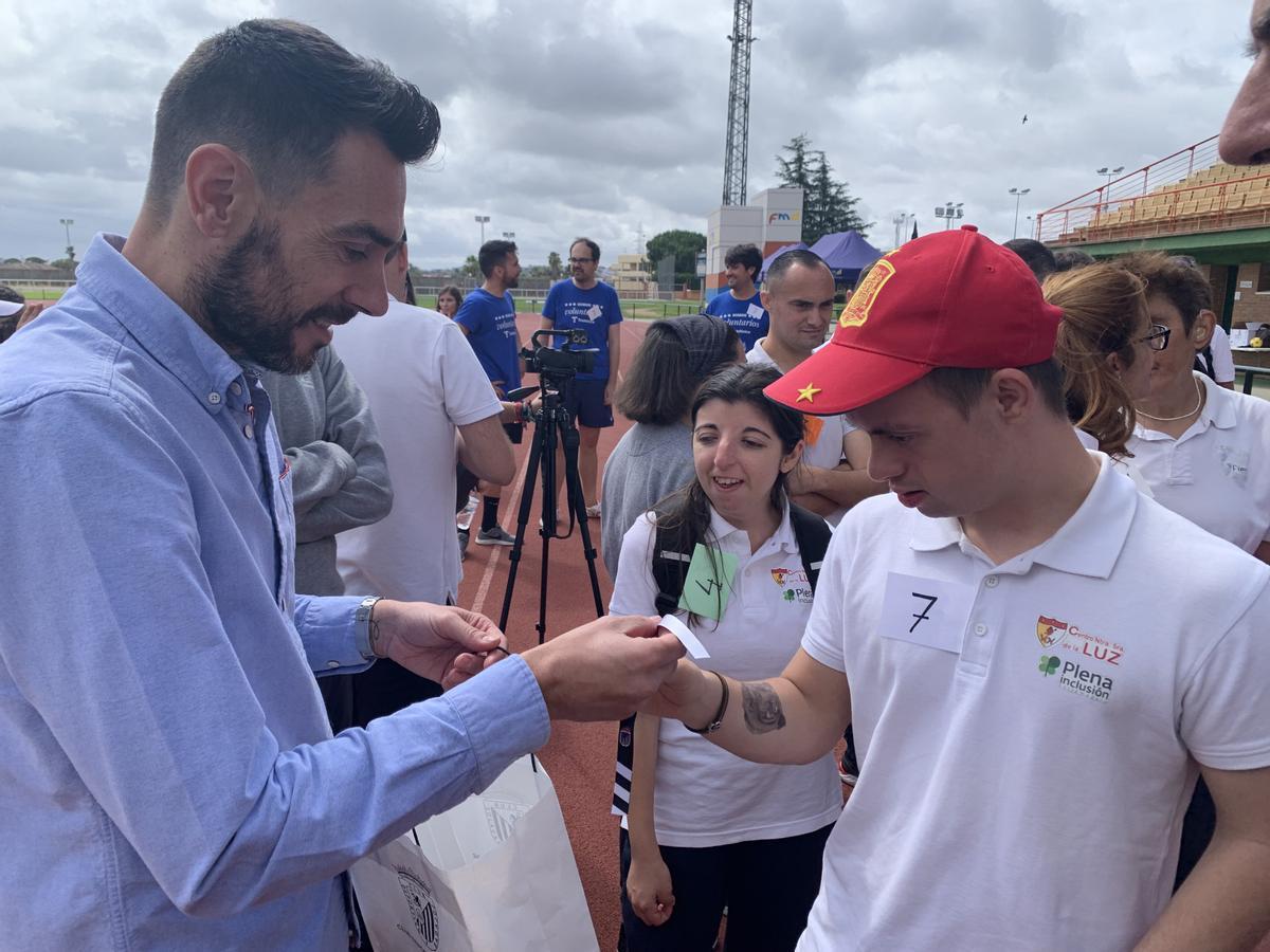 Guzmán, del Club Deportivo Badajoz, regala pulsera a los usuarios de ambos centros.