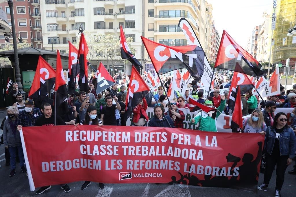 Una marcha "alternativa" convocada por las organizaciones sindicales CNT València, COS e Intersindical Valenciana recorre las calles de València ante el "descontento" con CCOO y UGT