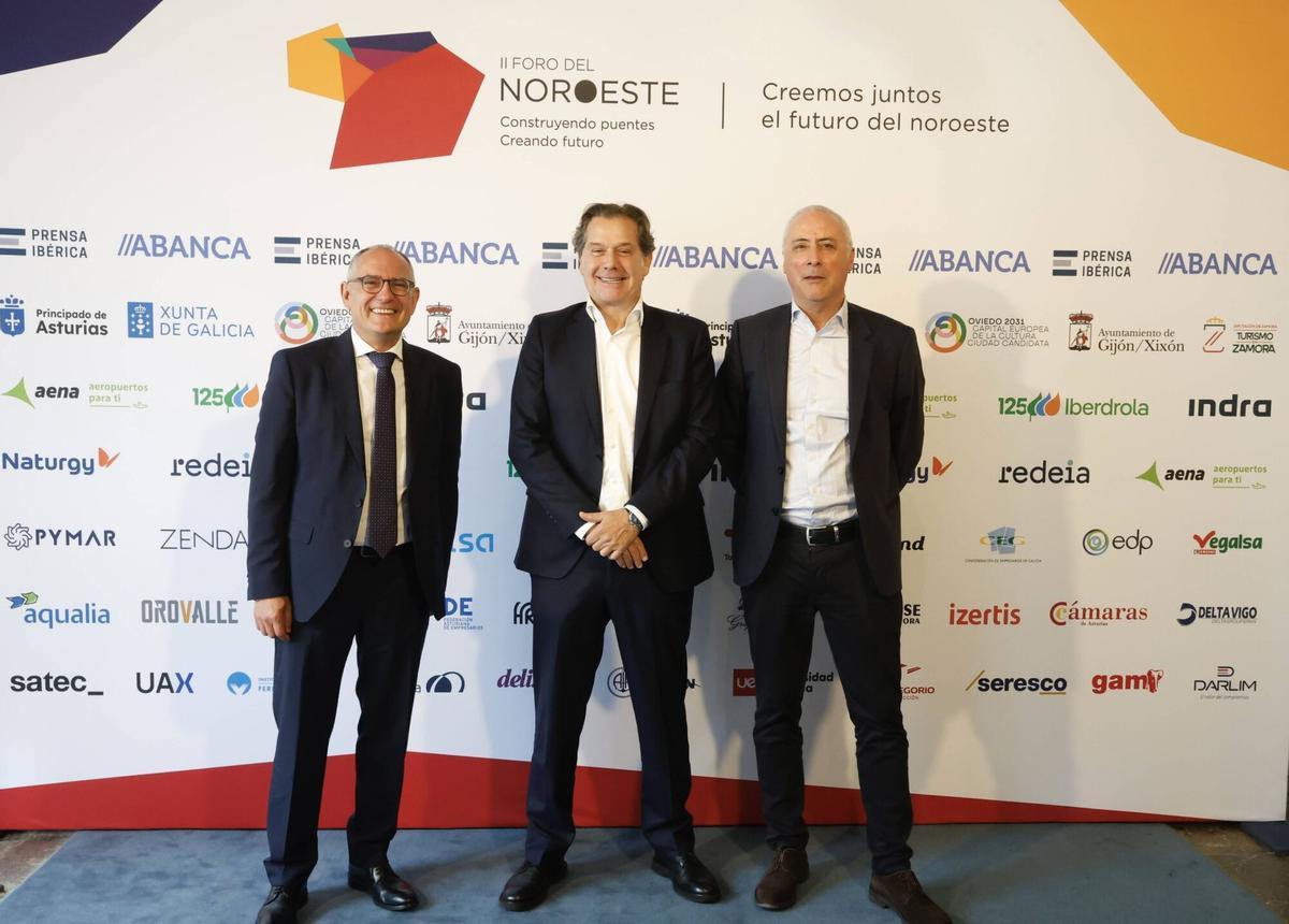 Por la izquierda, Juan Carlos da Silva, director general de Prensa Ibérica en Galicia; Ignacio Rivera, presidente ejecutivo de Corporación Hijos de Rivera, y Rogelio Garrido, director de Faro de Vigo. Por la izquierda, Juan Carlos da Silva, director general de Prensa Ibérica en Galicia; Ignacio Rivera, presidente ejecutivo de Corporación Hijos de Rivera, y Rogelio Garrido, director de Faro de Vigo.