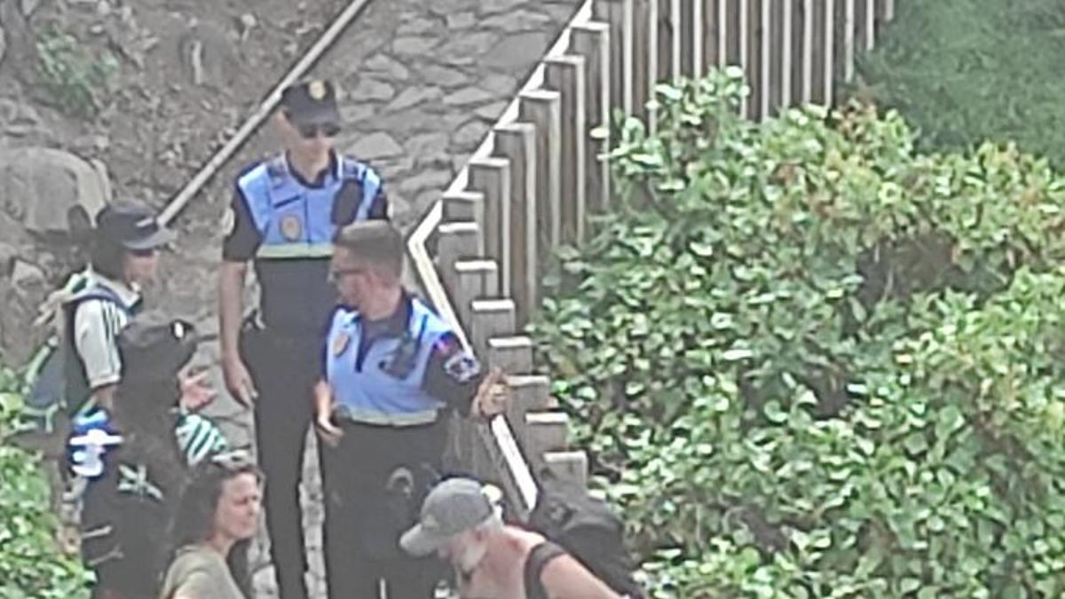 Agentes de la Policía local de Santa Cruz velan por el cierre de acceso a la playa de Benijo.