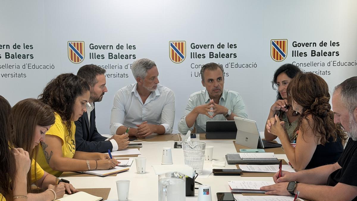 El conseller de Educación, Antoni Vera, con los representantes de la Xarxa 0-3.