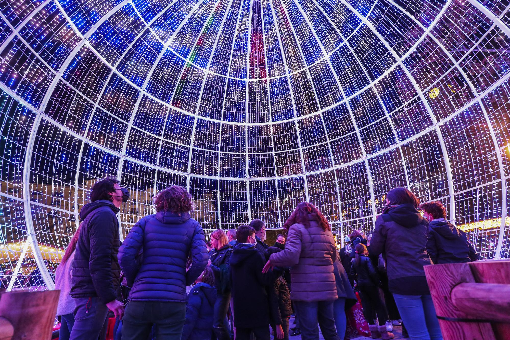 Pista de patinaje y luces de Navidad en la plaza del Ayuntamiento de València