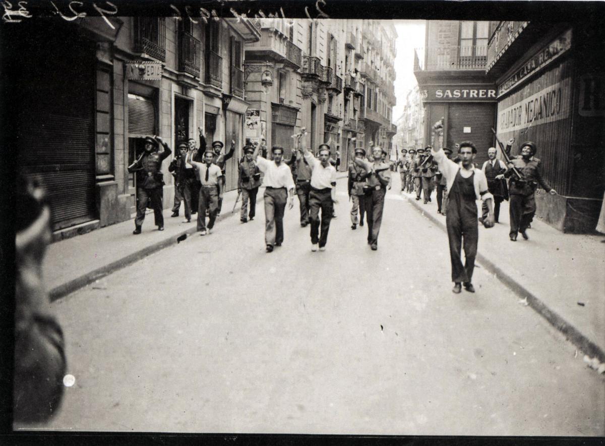 Carabineros y civiles celebran en la calle Ample la victoria sobre los sublevados de Capitanía, el 20 de junio de 1936.