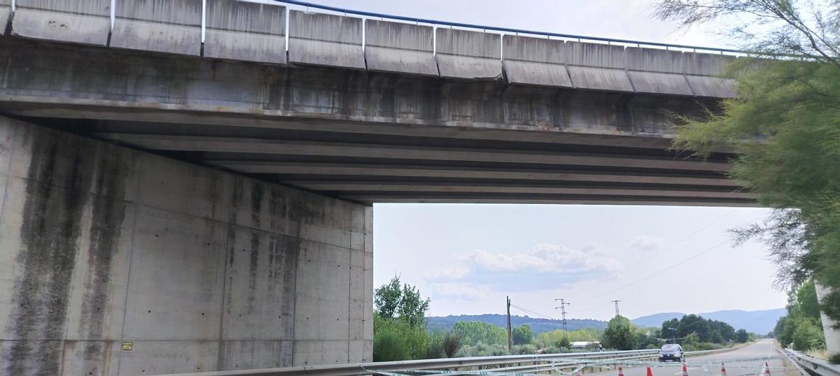 Alerta por el desprendimiento de varios cascotes del puente de la A-52 en Castro de Sanabria.