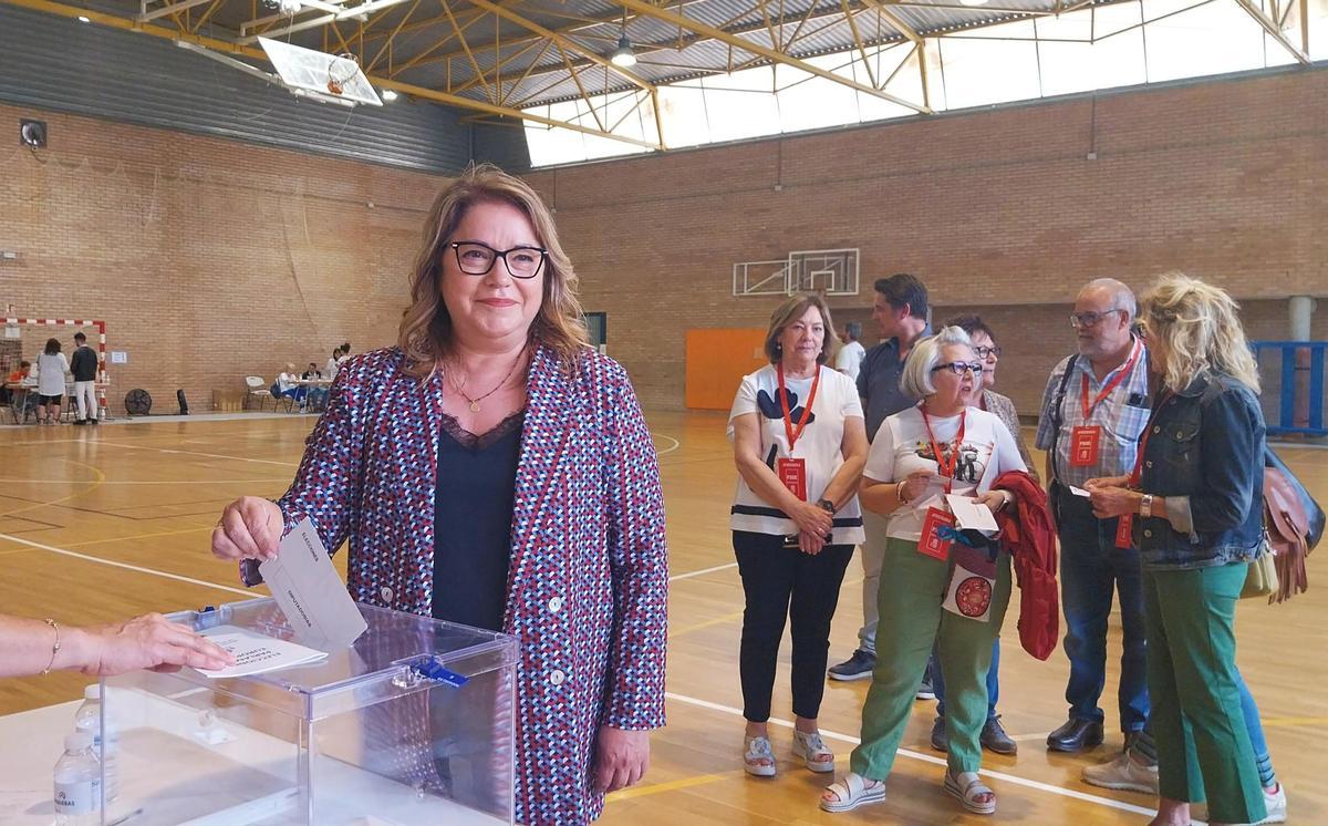 La candidata del PSOE, Rosa Serrano, ha votado en Huesca.