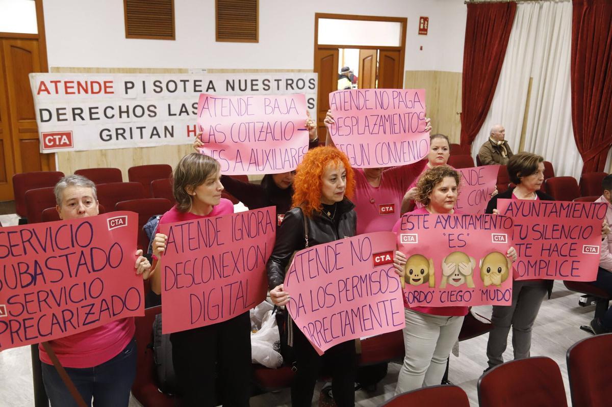 Las trabajadoras de la ayuda a domicilio en el Pleno del Ayuntamiento.
