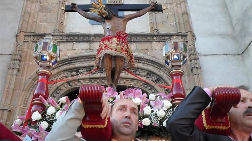 El Cristo de las Misericordias de Fuente del Maestre procesiona después de 20 años