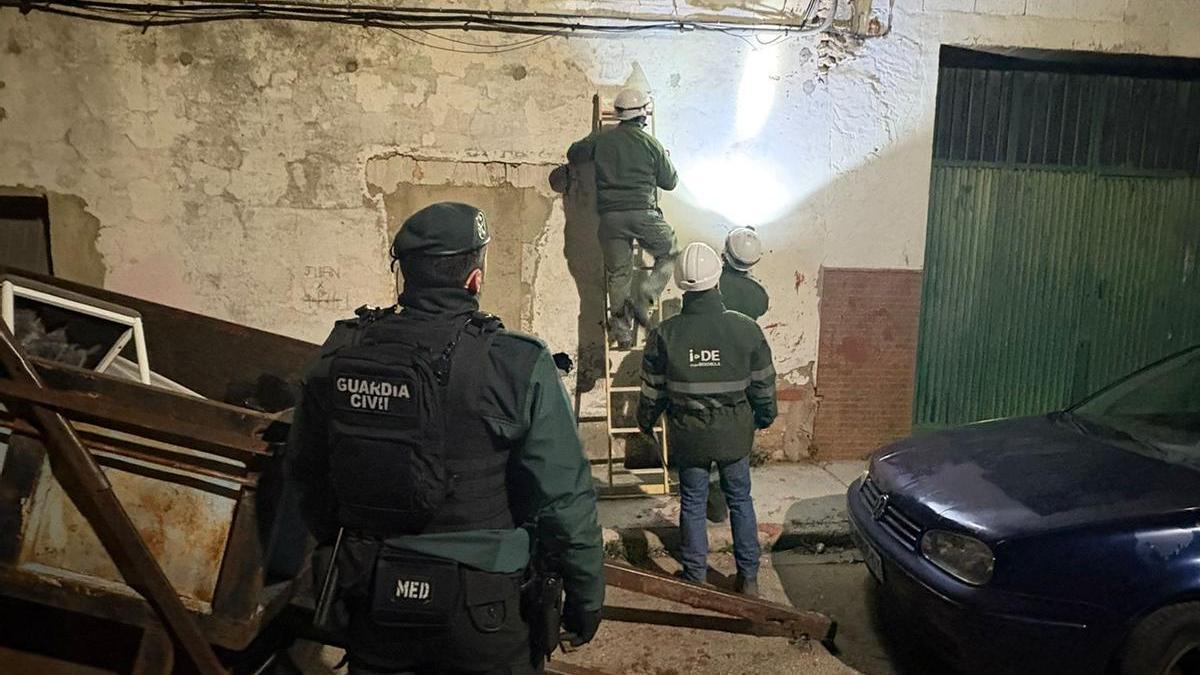 La Guardia Civil escola a operarios de la compañía eléctrica, esta madrugada, en el dispositivo desplegado en la Troneta.