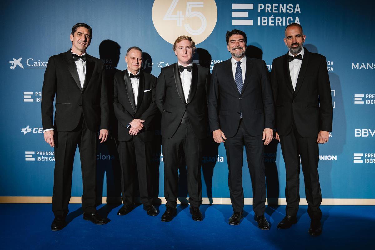 Andrés Sánchez, director de Operaciones de Prensa Ibérica; Juan Ramón Gil, director general territorial de Prensa Ibérica; Ignacio Gragera, alcalde de Badajoz; Luis Barcala, alcalde de Alicante, y Adrián Ivorra, director general audiovisual de Prensa Ibérica.