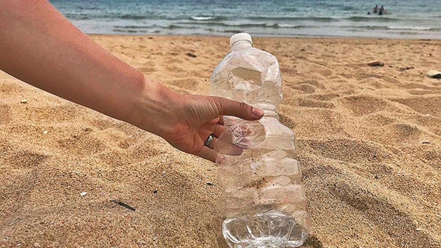 Je weniger Plastikflaschen in den Hotels benutzt werden, desto geringer ist die Gefahr, dass sie irgendwann am Strand landen.