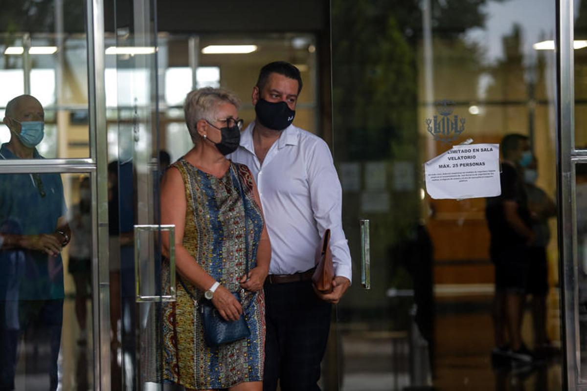 Compañeros y amigos de Ramón Vilar le despiden en el tanatorio de València Compañeros y amigos de Ramón Vilar le despiden en el tanatorio de València