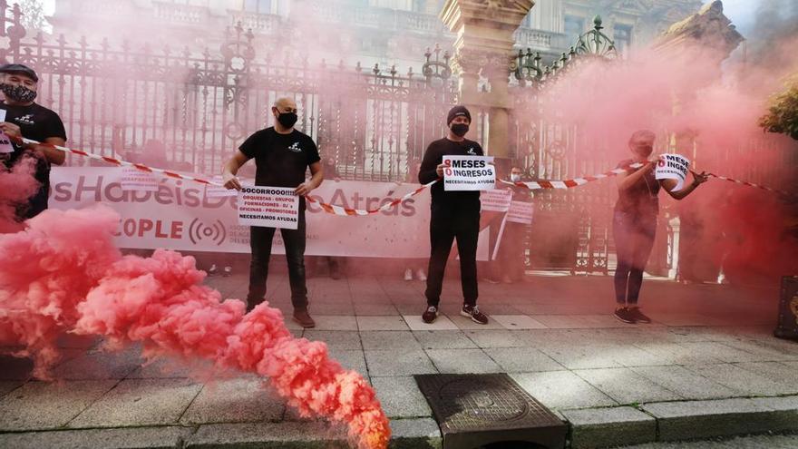 El sector de las orquestas se manifiesta frente a la Junta General del Principado