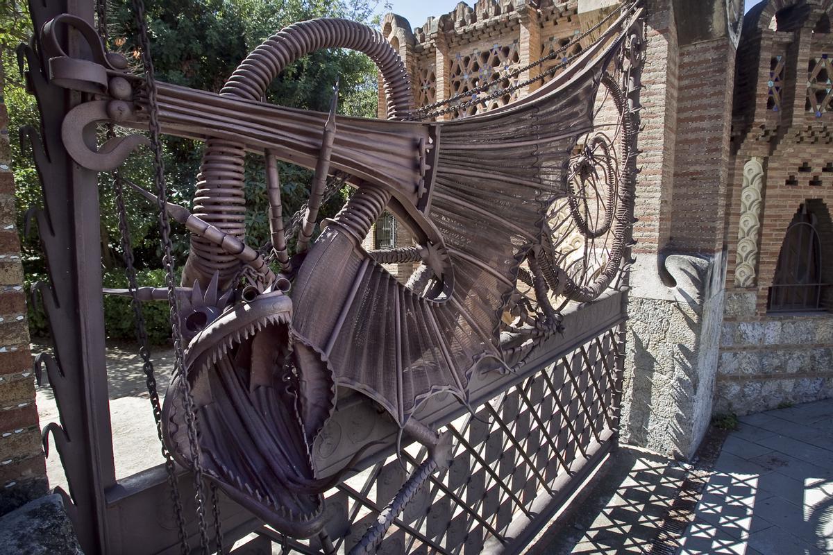 Ladón, el dragón de las Hespérides que Gaudí diseñó para los Pabellones Güell de Pedralbes.