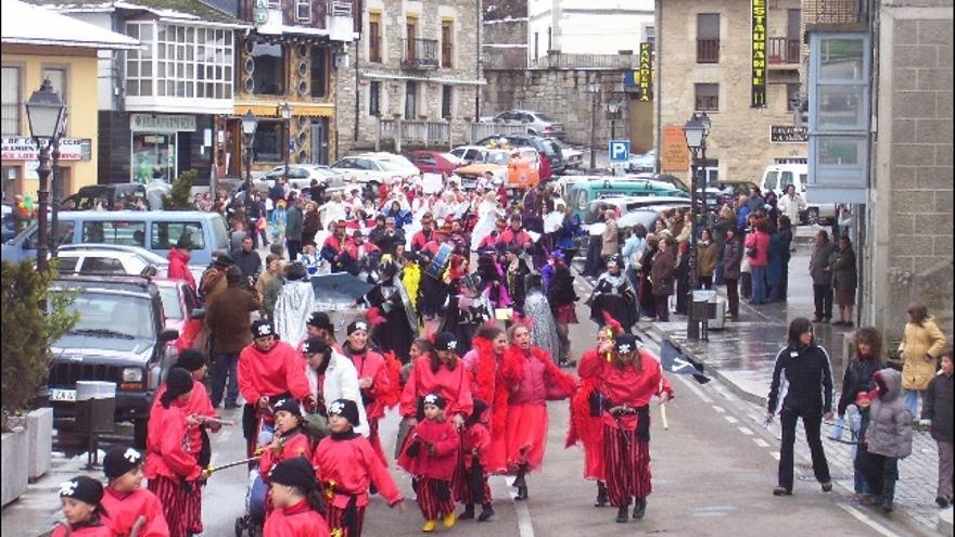 Imagen retrospectiva de las peñas desfilando por la plaza del Arrabal