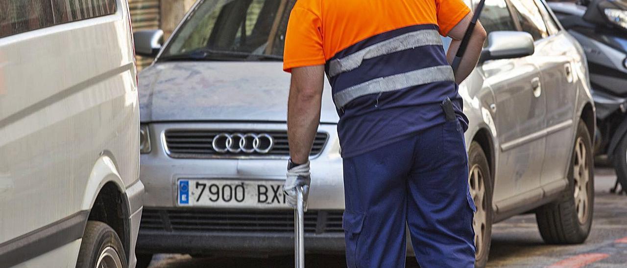 Un operario de la limpieza viaria barre una calle de Alicante, en una imagen reciente.