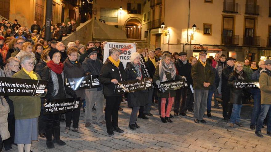 Persones concentrades a la plaça de Sant Pere