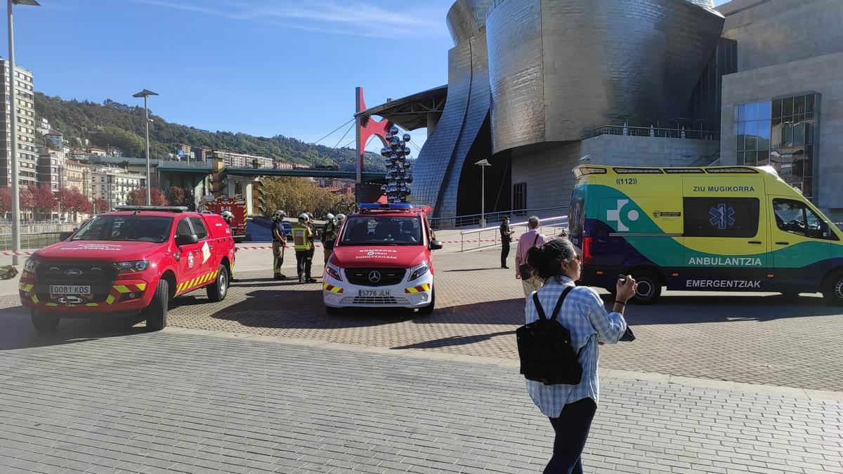 Desalojan el Museo Guggenheim de Bilbao y los alrededores por un paquete sospechoso.