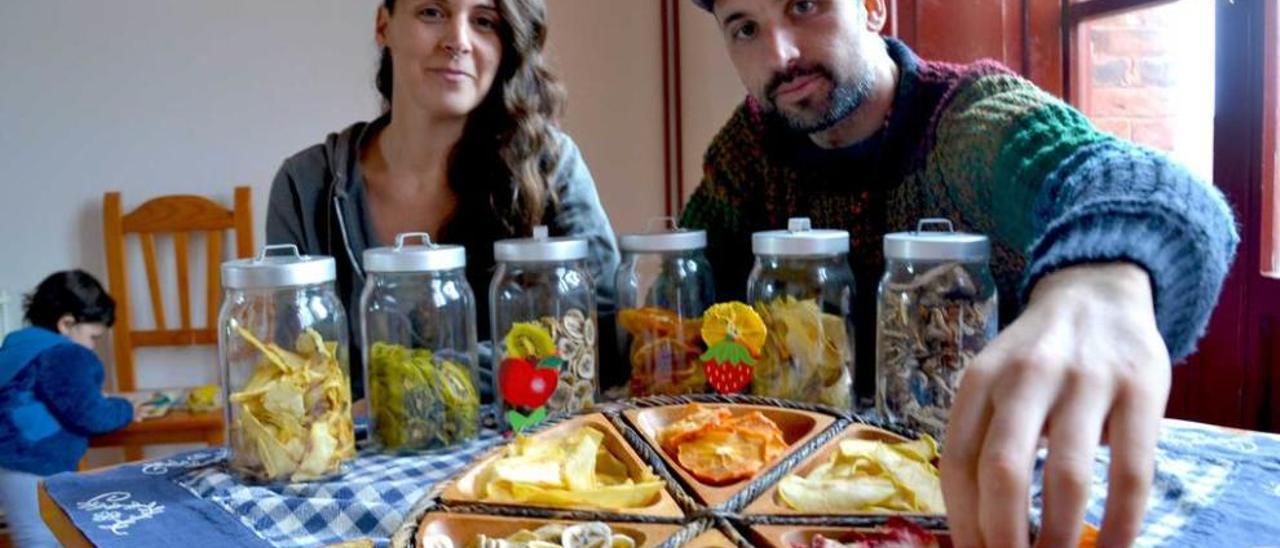 Vero Menéndez y Hugo García, con una muestra de sus productos artesanos deshidratados. Al fondo, jugando, su hija Luz.